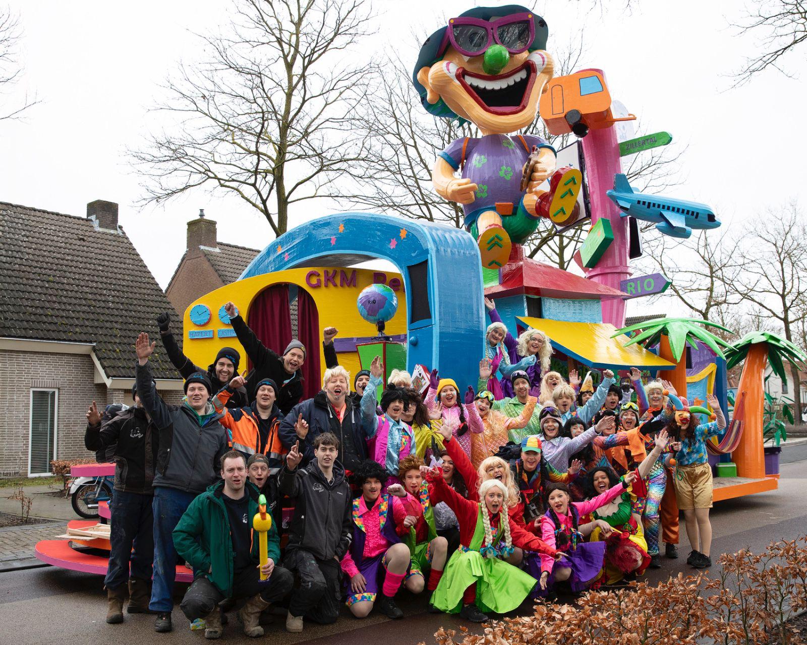 Carnavalsgroep poseert voor kleurrijke parade kar